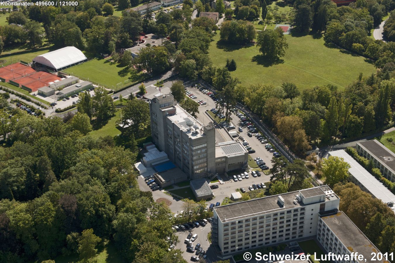 Genf / Genève; Mission of the US (Position: 2'499'605.18, 1'121'027.63).- Die Mission der Vereinigten Staaten bei den Vereinten Nationen und anderen internationalen Organisationen vertritt die Politik der USA bei über 40 internationalen Organisationen. Themen: Flüchtlingskrisen, globale Gesundheit, internationales Recht, wirtschaftliche Entwicklung, Handel, Umwelt, Waffenkontrolle und Menschenrechte.